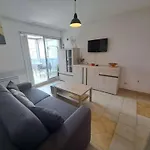 2 Pieces Avec Loggia Amenagee A Marseillan-plage - Fr-1-326-863 * Марсейан
